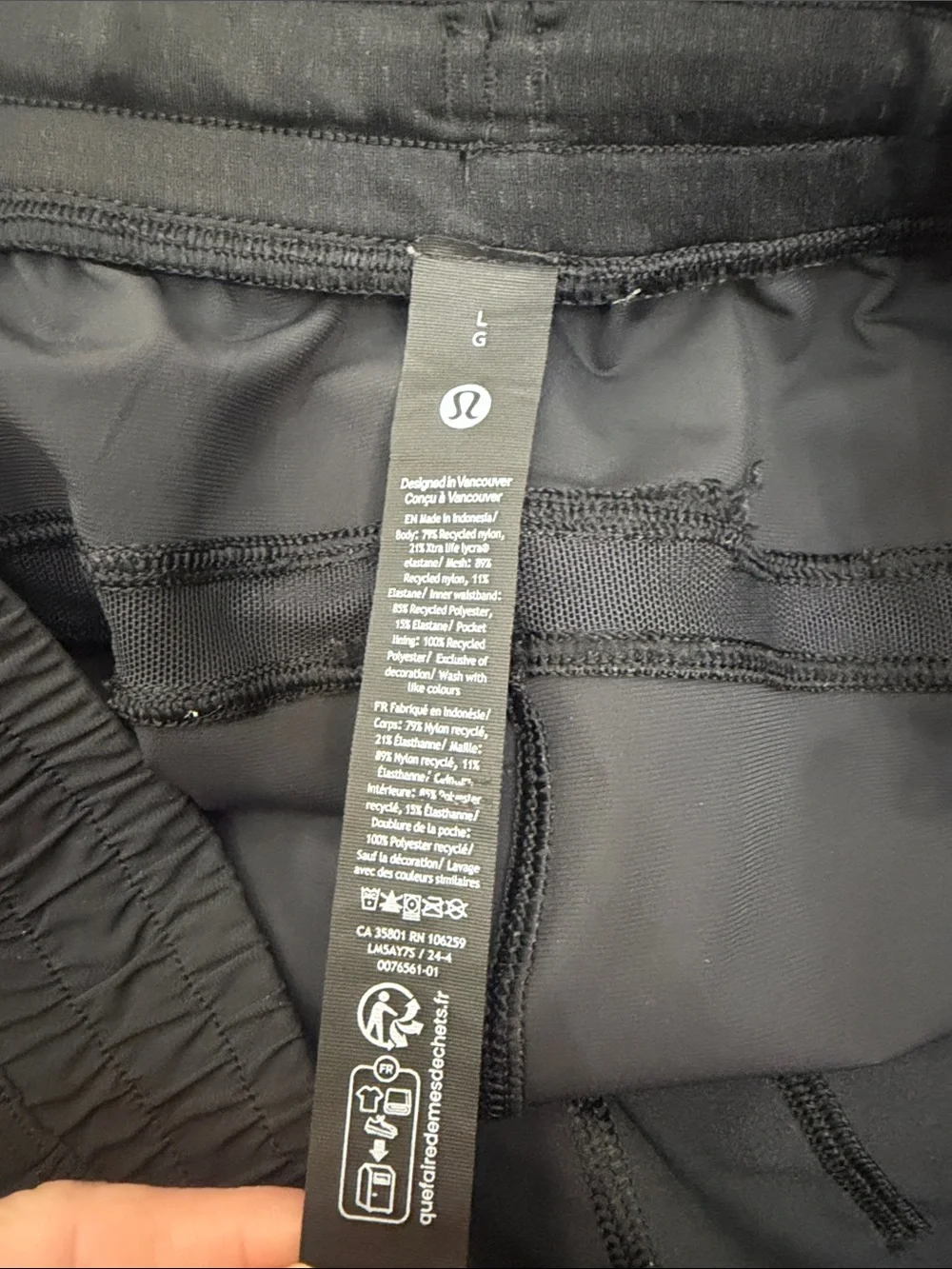 Lululemon men’s black nylon joggers zipper ankle size large.